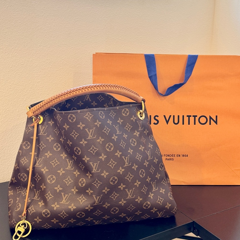 Louis Vuitton
Artsy Handbag Monogram Canvas MM
